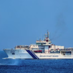 Arabian Sea માં હેલિકોપ્ટરના ઈમરજન્સી લેન્ડિંગ બાદ Coast Guard ના 3 સભ્યો ગુમ .