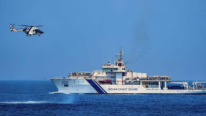 Arabian Sea માં હેલિકોપ્ટરના ઈમરજન્સી લેન્ડિંગ બાદ Coast Guard ના 3 સભ્યો ગુમ .