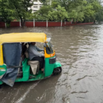 Delhi-NCR ભારે વરસાદથી 200 થી વધુ ફ્લાઇટ્સ પ્રભાવિત, રસ્તાઓ પર પાણી ભરાયા