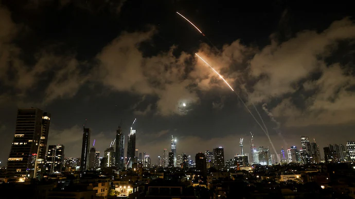 Israel airstrikes to iran :  હવાઈ ​​હુમલામાં ઈરાનમાં ૫૮૫, ઇઝરાયલમાં ૨૪ લોકોના મોત; તેલ અવીવ પર ૪૦૦ મિસાઇલો છોડવામાં આવી .