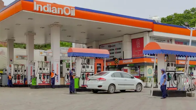 Petrol, diesel car ban in Delhi :દિલ્હીમાં જૂના વાહનો પર પેટ્રોલ, ડીઝલ પ્રતિબંધ આજથી શરૂ, 350 બૂથ પર નજર રાખવામાં આવશે.