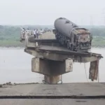 Bridge Collapses In Gujarat : ગુજરાતમાં પુલ તૂટી પડતાં વાહનો નદીમાં પડી જતાં 9 લોકોના મોત . Bridge Collapses In Gujarat : ગુજરાતમાં પુલ તૂટી પડતાં વાહનો નદીમાં પડી જતાં 9 લોકોના મોત .