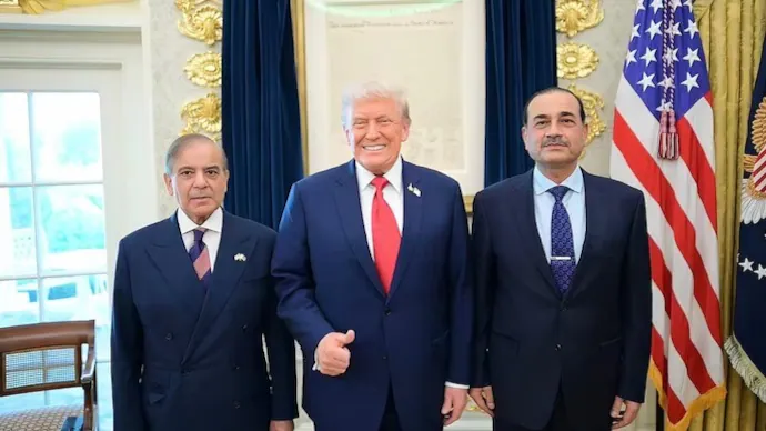 Trump praises Shehbaz Sharif : પાકિસ્તાન-અફઘાનિસ્તાન યુદ્ધ વચ્ચે ટ્રમ્પે શહેબાઝ શરીફ અને અસીમ મુનીરની પ્રશંસા કરી .