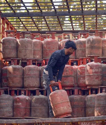 LPG Cylinder Shortage : બેંગલુરુ, ચેન્નાઈ, મુંબઈની હોટલોએ LPG સિલિન્ડરની અછતને ઘોષણા કરી, કેન્દ્રએ જવાબ આપ્યો