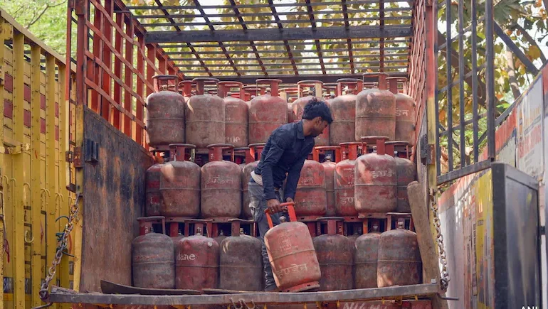 LPG Cylinder Shortage : બેંગલુરુ, ચેન્નાઈ, મુંબઈની હોટલોએ LPG સિલિન્ડરની અછતને ઘોષણા કરી, કેન્દ્રએ જવાબ આપ્યો