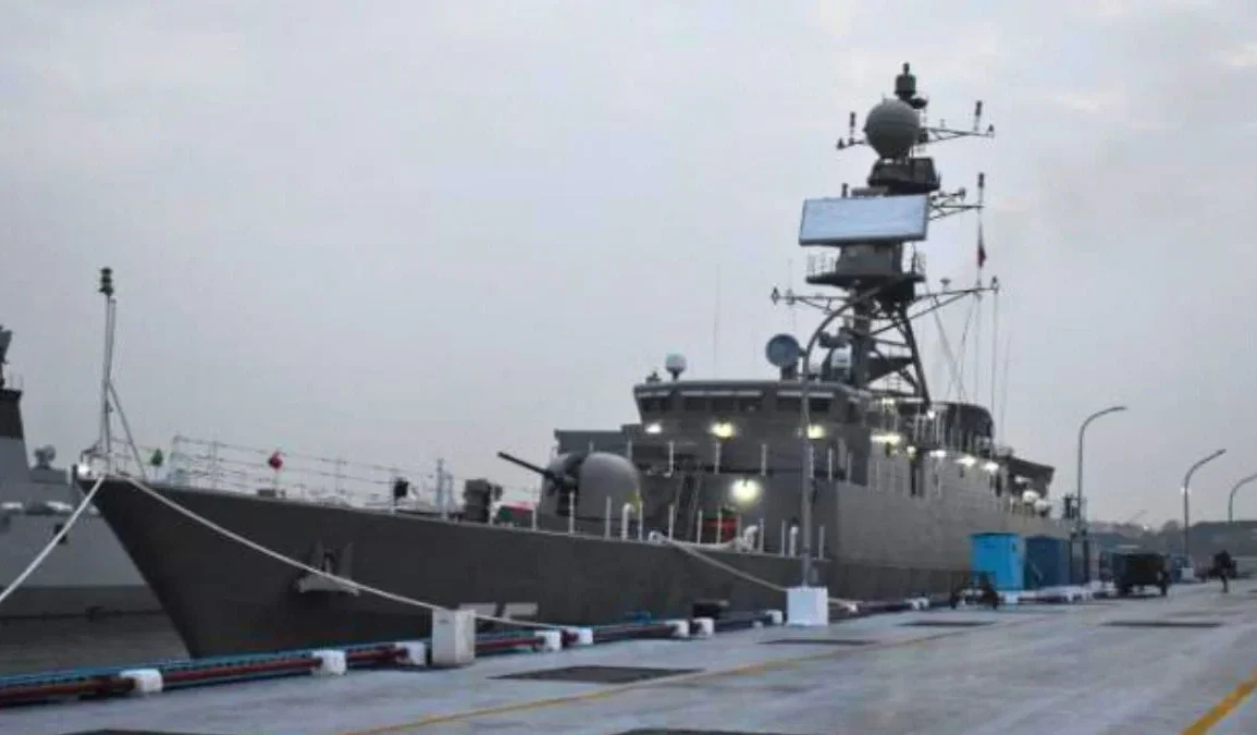 Iran Fires Missiles : યુદ્ધ નવા તબક્કામાં વિસ્તર્યું? ઈરાને હિંદ મહાસાગરમાં યુએસ-યુકે બેઝ પર મિસાઇલો છોડ્યા Iran Fires Missiles : યુદ્ધ નવા તબક્કામાં વિસ્તર્યું? ઈરાને હિંદ મહાસાગરમાં યુએસ-યુકે બેઝ પર મિસાઇલો છોડ્યા