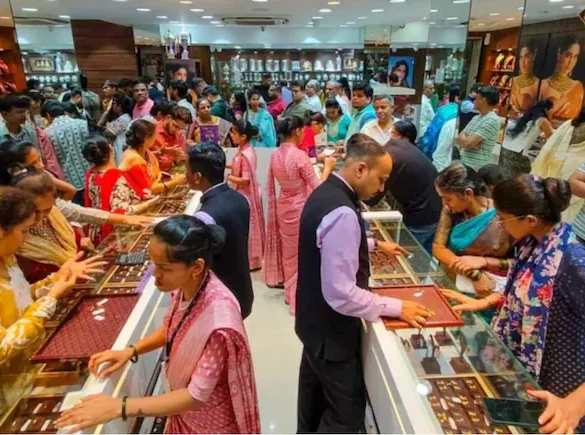 gold import duty hike : ભારતે સોનાની આયાત ડ્યુટી કેમ વધારી, અને તેનો તમારા માટે શું અર્થ થાય છે? gold import duty hike : ભારતે સોનાની આયાત ડ્યુટી કેમ વધારી, અને તેનો તમારા માટે શું અર્થ થાય છે?