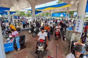 Petrol, diesel prices hiked : પેટ્રોલ અને ડીઝલના ભાવમાં ફરી ચોથી વખત વધારો; બે અઠવાડિયાથી ઓછા સમયમાં ઈંધણના ભાવમાં રૂ. ૭.૫નો વધારો