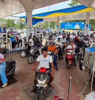 Petrol, diesel prices hiked : પેટ્રોલ અને ડીઝલના ભાવમાં ફરી ચોથી વખત વધારો; બે અઠવાડિયાથી ઓછા સમયમાં ઈંધણના ભાવમાં રૂ. ૭.૫નો વધારો