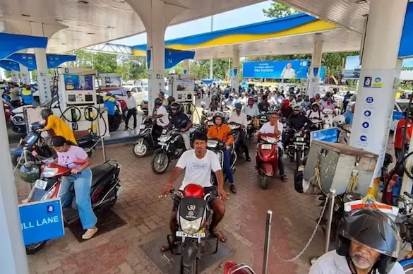 Petrol, diesel prices hiked : પેટ્રોલ અને ડીઝલના ભાવમાં ફરી ચોથી વખત વધારો; બે અઠવાડિયાથી ઓછા સમયમાં ઈંધણના ભાવમાં રૂ. ૭.૫નો વધારો Petrol, diesel prices hiked : પેટ્રોલ અને ડીઝલના ભાવમાં ફરી ચોથી વખત વધારો; બે અઠવાડિયાથી ઓછા સમયમાં ઈંધણના ભાવમાં રૂ. ૭.૫નો વધારો