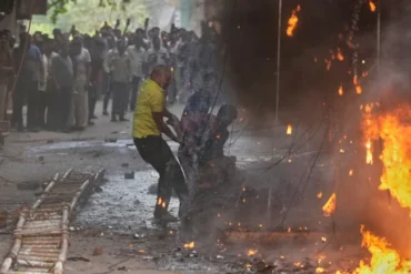 21 killed in Delhi hotel fire , 2 મહિલાઓ ઇમારત પરથી કૂદી પડી .