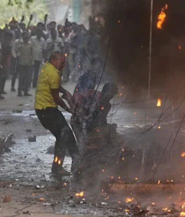 21 killed in Delhi hotel fire , 2 મહિલાઓ ઇમારત પરથી કૂદી પડી . 21 killed in Delhi hotel fire , 2 મહિલાઓ ઇમારત પરથી કૂદી પડી .