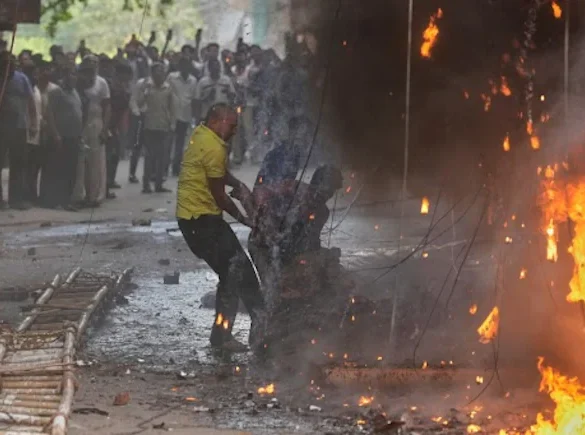 21 killed in Delhi hotel fire , 2 મહિલાઓ ઇમારત પરથી કૂદી પડી . 21 killed in Delhi hotel fire , 2 મહિલાઓ ઇમારત પરથી કૂદી પડી .