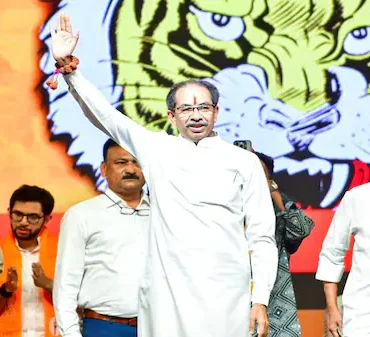 Uddhav Sena : “૧૫ કરોડ રૂપિયા, ખાનગી જેટ”: પાર્ટીમાં ભાગલા પડવાની ચર્ચા વચ્ચે ઉદ્ધવ સેનાના સાંસદનો મોટો આરોપ