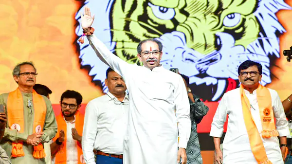 Uddhav Sena : “૧૫ કરોડ રૂપિયા, ખાનગી જેટ”: પાર્ટીમાં ભાગલા પડવાની ચર્ચા વચ્ચે ઉદ્ધવ સેનાના સાંસદનો મોટો આરોપ Uddhav Sena : “૧૫ કરોડ રૂપિયા, ખાનગી જેટ”: પાર્ટીમાં ભાગલા પડવાની ચર્ચા વચ્ચે ઉદ્ધવ સેનાના સાંસદનો મોટો આરોપ
