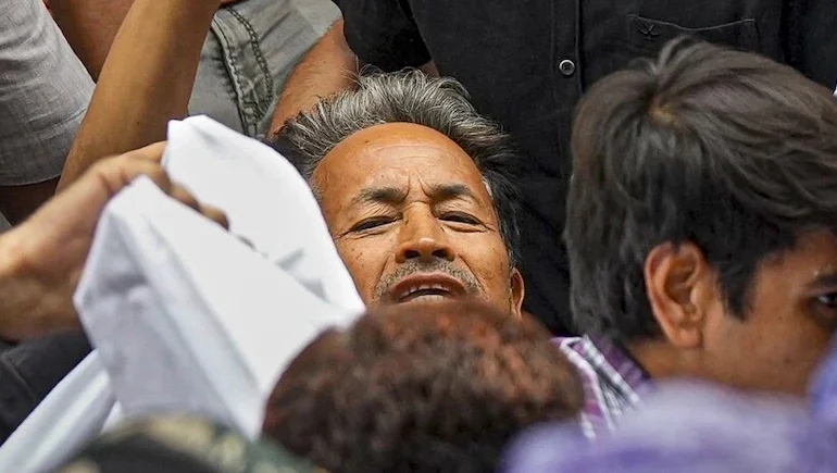 Jantar Mantar Protest : વાંગચુકના ડોકટરો કહે છે કે સતત નિરીક્ષણ અને સારવારની જરૂર છે. Jantar Mantar Protest : વાંગચુકના ડોકટરો કહે છે કે સતત નિરીક્ષણ અને સારવારની જરૂર છે.