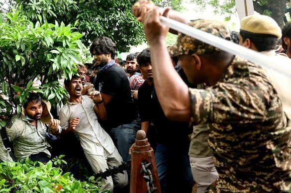 CJP protest : દિલ્હી પોલીસે CJP વિરોધ દરમિયાન વધુ પડતા બળનો ઇનકાર કર્યો; 30,000 ભીડ, હિંસાનો ઉલ્લેખ કર્યો CJP protest : દિલ્હી પોલીસે CJP વિરોધ દરમિયાન વધુ પડતા બળનો ઇનકાર કર્યો; 30,000 ભીડ, હિંસાનો ઉલ્લેખ કર્યો