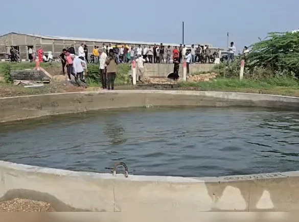 Haunted Well : ગુજરાત ગામનો ‘ભૂતિયા’ કૂવો પાણીની અસામાન્ય ગતિ જોવા માટે કૂવા પાસે ભેગા થયા.