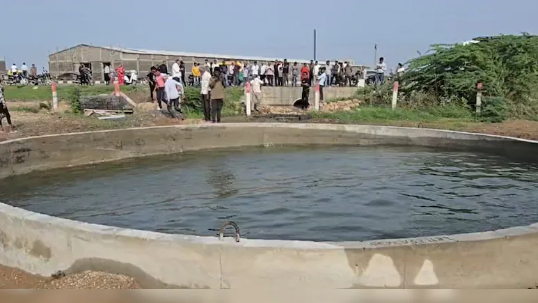 Haunted Well : ગુજરાત ગામનો ‘ભૂતિયા’ કૂવો પાણીની અસામાન્ય ગતિ જોવા માટે કૂવા પાસે ભેગા થયા. Haunted Well : ગુજરાત ગામનો ‘ભૂતિયા’ કૂવો પાણીની અસામાન્ય ગતિ જોવા માટે કૂવા પાસે ભેગા થયા.